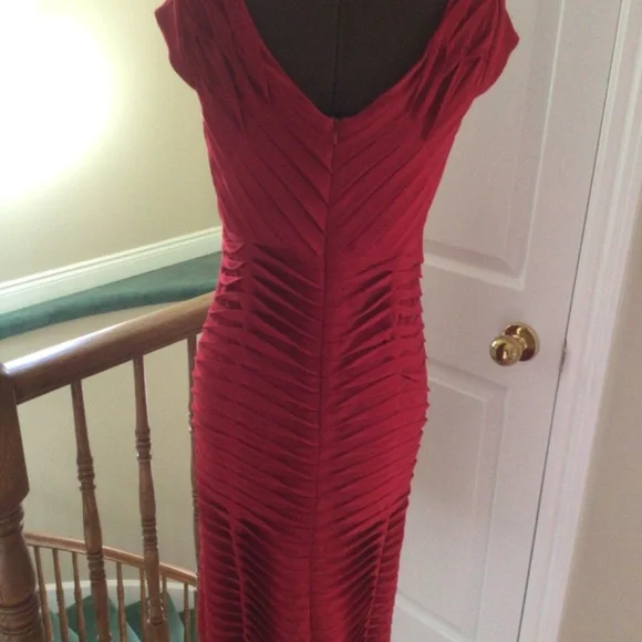 Red Dress - Picture 7 of 9